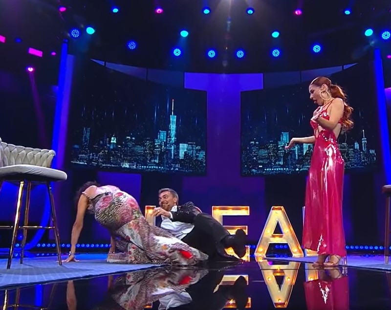 Ramona Bădescu a căzut pe scena „iUmor”, după ce l-a sărutat pe Andreas Petrescu. „El era să îi tragă rochia, era spectaculos, să rămână în dessous-uri”