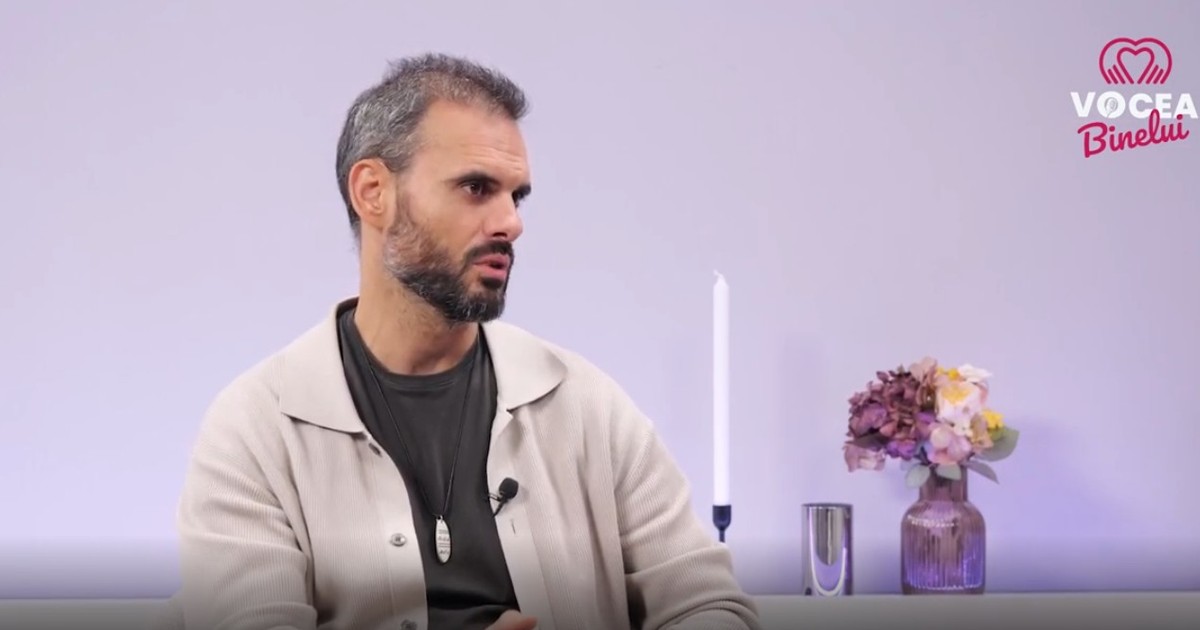 Roberto Pătrășcoiu, CEO Habitat for Humanity România, a fost invitat în emisiunea „Vocea Binelui”. Roberto are o jacheta d eculoare deschisa si un tricou negru. Pe fundal se observa un aranjament festiv cu o lumanare si flori