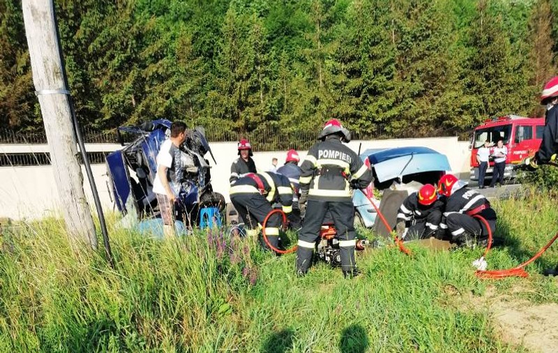 VIDEO | Accident groaznic în Vrancea. Doi oameni au murit și alți 11 au fost răniți după ce un microbuz și o mașină s-au ciocnit. A fost activat Planul Roșu