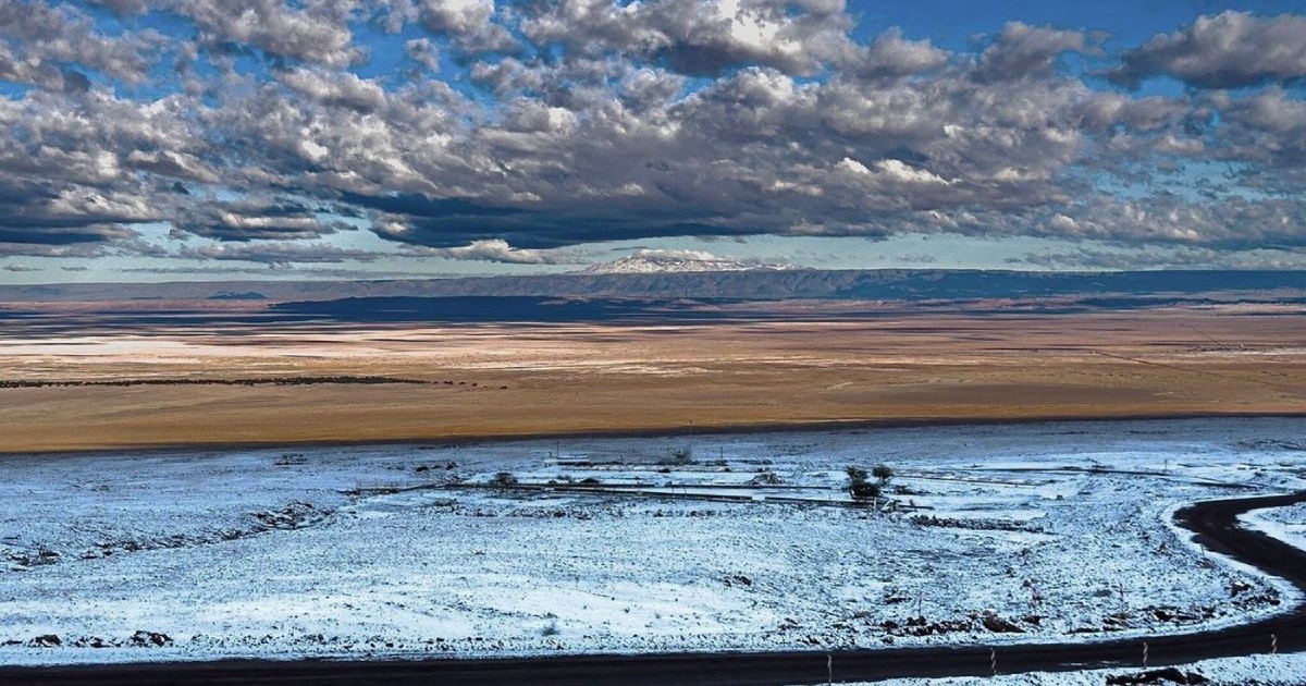 Observatorul ALMA din deșertul Atacama arată ninsoarea de la răsărit, un fenomen care nu s-a mai produs de 10 ani, în Atacama, nordul Chile, pe 26 iunie 2025.
