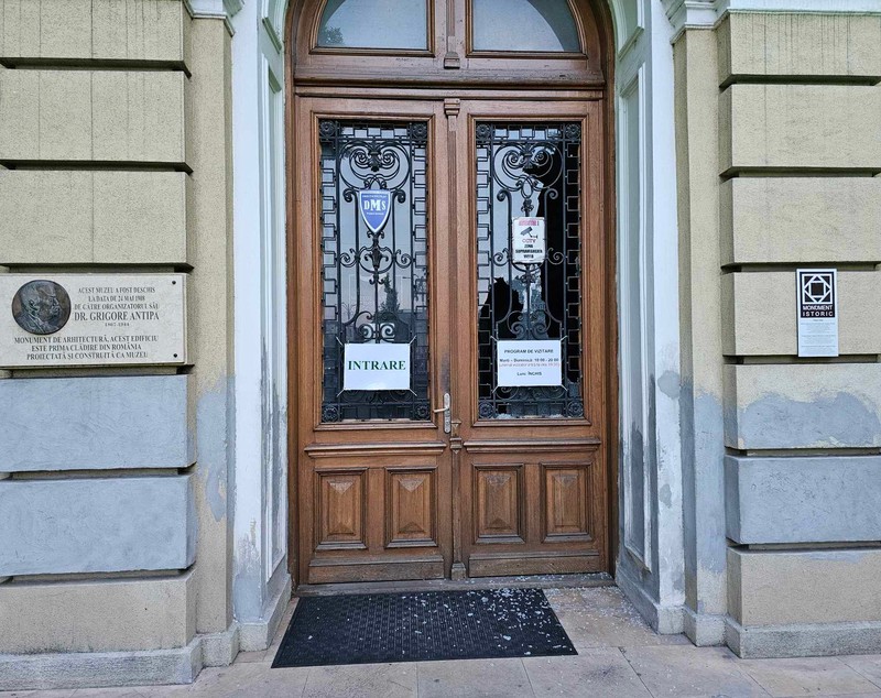 Geamuri sparte la Muzeul Antipa după închiderea programului de vizitare. Angajații instituției nu au participat la Noaptea Muzeelor 2024