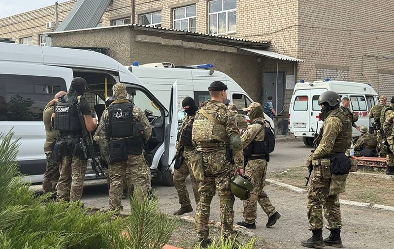 Mai mulți deținuți din Rusia au evadat din închisoare printr-un tunel subteran. Fugarii, vânați de polițiști. „Vă rog să nu intrați în panică”