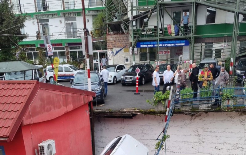Cum a reușit o șoferiță din Zalău să plonjeze dintr-o parcare peste mașinile medicilor de la Ambulanță și să distrugă 4 autoturisme