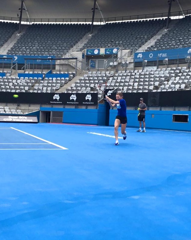 Simona Halep a revenit la antrenamente după două zile de repaus. ^Campioana a exersat lovitura de forehand, pe terenul central din Sydney / VIDEO
