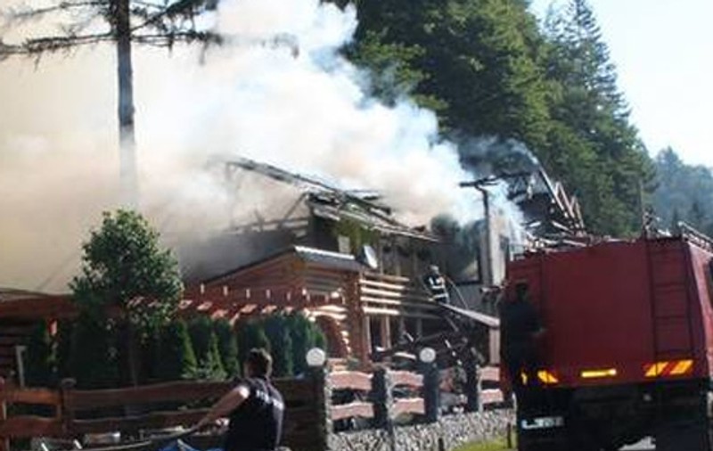 Pensiune şi restaurant făcute scrum în Pasul Tihuţa