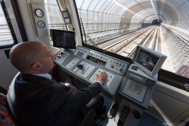 Principala condiție pe care trebuie să o îndeplinești ca se devii mecanic de locomotivă este să fii absolvent de 12 clase