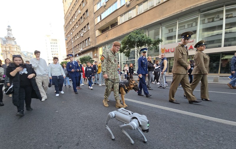 Robotul Go2W dansează pe Calea Victoriei. Academia Tehnică Militară îl folosește la cartografiere | VIDEO