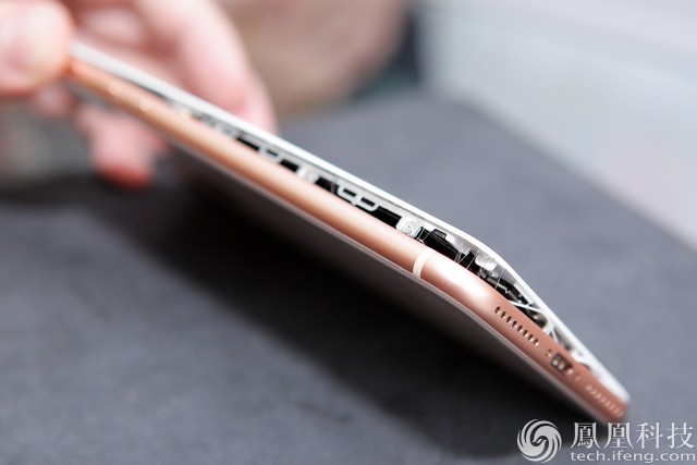 Doi utilizatori din Taiwan și Japonia s-au plâns că iPhone 8 Plus se crapă, după umflarea bateriei