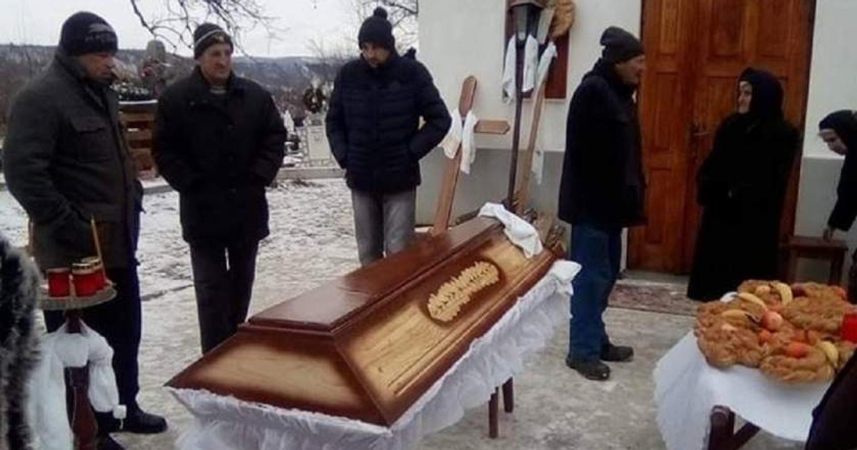 Bătrână moartă, în sicriu, ținută în afara bisericii. S-a întâmplat la Bacău. Sicriu ținut în afara bicericii