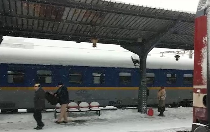 UPDATE. Peste 100 de trenuri au fost anulate. Întârzierile se diminuează
