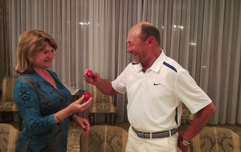 Preşedintele Băsescu şi soţia sa au ciocnit ouă roşii și au postat fotografia pe Facebook