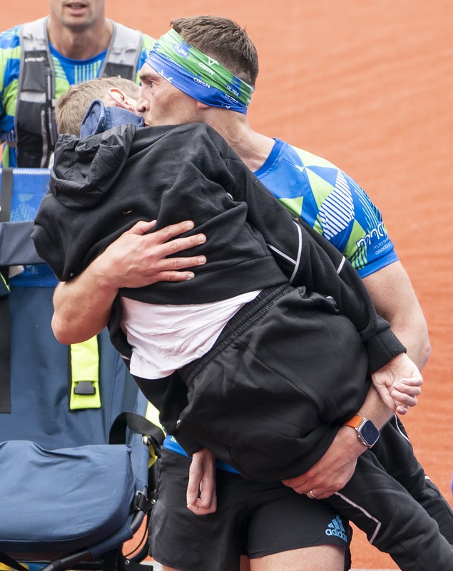 Momentul emoționant în care fostul mare jucător englez de rugby Rob Burrow, diagnosticat cu MND, este purtat pe brațe pe linia de sosire a maratonului din Leeds
