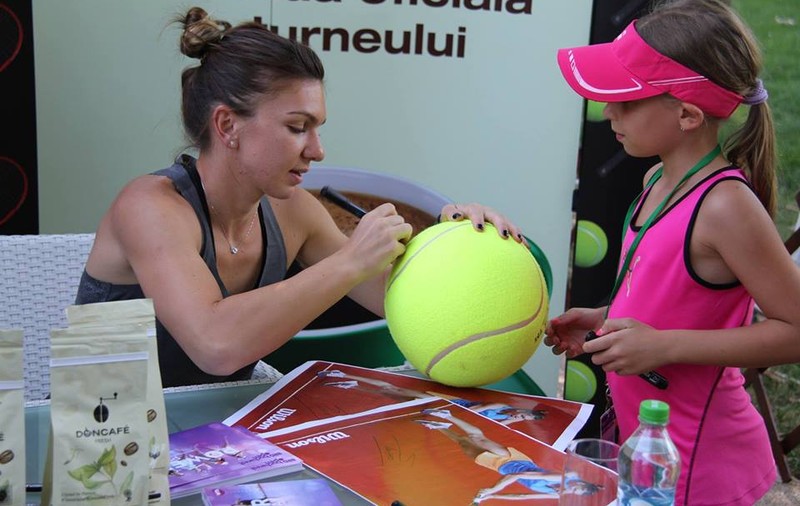 Simona Halep a dat autografe la BRD Bucharest Open GALERIE FOTO