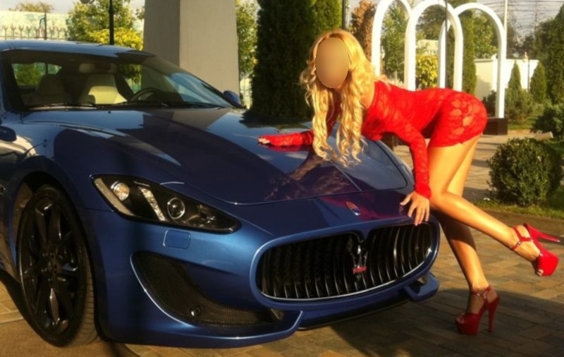 HOT! O blondă TUNATĂ de la noi, POZE PROVOCATOARE pe o maşină de lux | FOTO