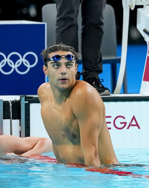 „Zeul frumuseții” la Paris, campionul olimpic Thomas Ceccon, filmat când doarme în parc, pentru că e prea cald în camerele din Satul Olimpic