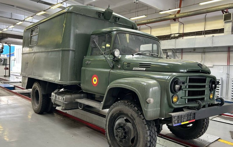 Un camion militar vechi de 51 de ani, readus la viață de către un pasionat de mașini. A fost utilizat de Armata Română