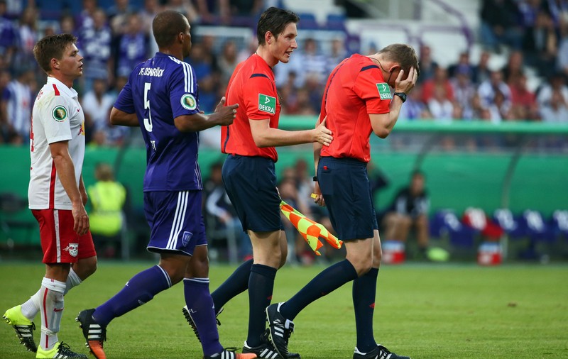 Cazul ”Bricheta” revine: un meci din Cupa Germaniei, abandonat, după ce un obiect aruncat din peluză l-a lovit în cap pe arbitru! ^Spre deosebire de steliști, RB Leipzig cere rejucarea partidei de la Osnabruck / VIDEO