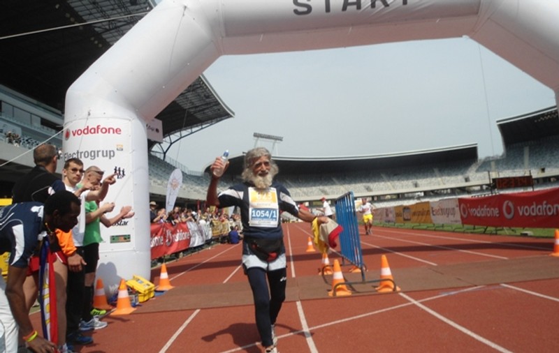 La 80 de ani, a alergat 21 de kilometri la semimaraton 