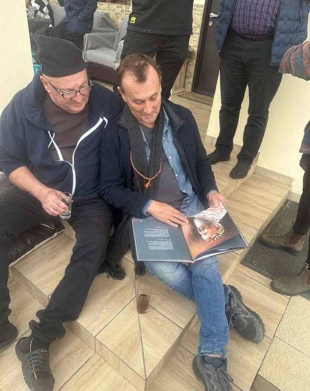 Bebe Cotimanis a petrecut Paștele alături de un cunoscut actor din serialul „Prison Break”. Robert Knepper a ajuns în România