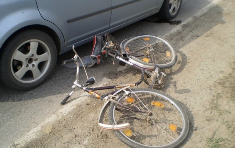 Accident în lanț: biciclist rănit de copacul doborât de o mașină