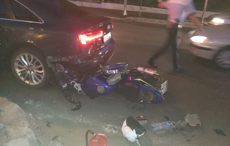 FOTO | Accident grav pe calea Văcărești din Capitală. Un motociclist a intrat sub mașina pe care o depășea
