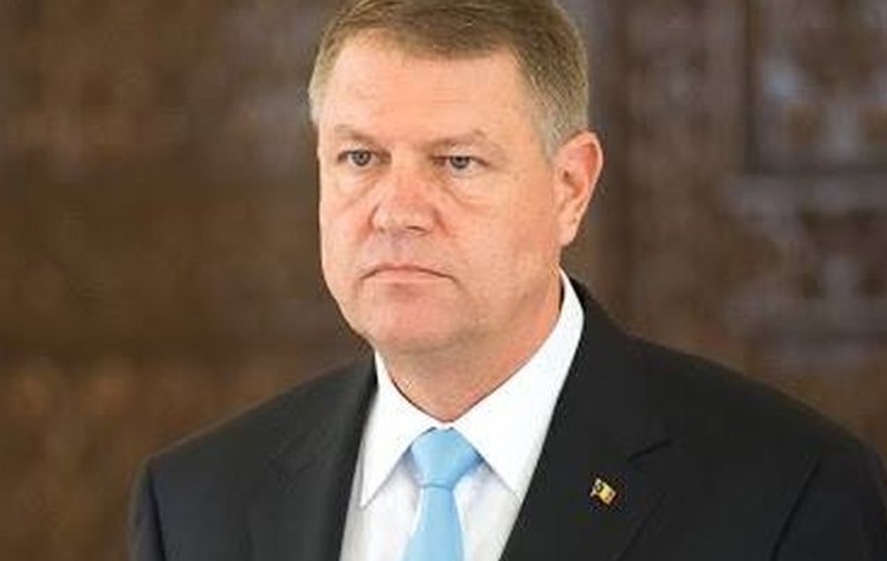 Klaus Iohannis şi-a schimbat imaginea de profil de pe Facebook, în memoria celor 27 de tineri morţi în Colectiv 