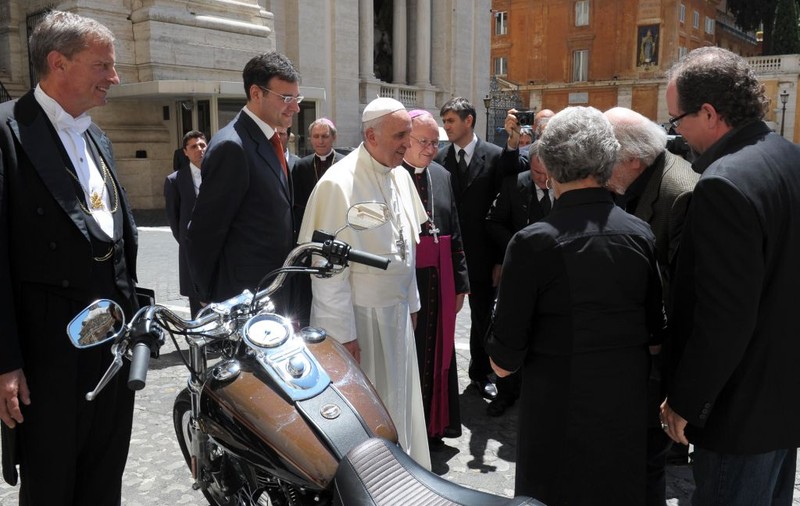 Motocicleta papei Francisc, vândută la licitaţie cu o sumă uriaşă