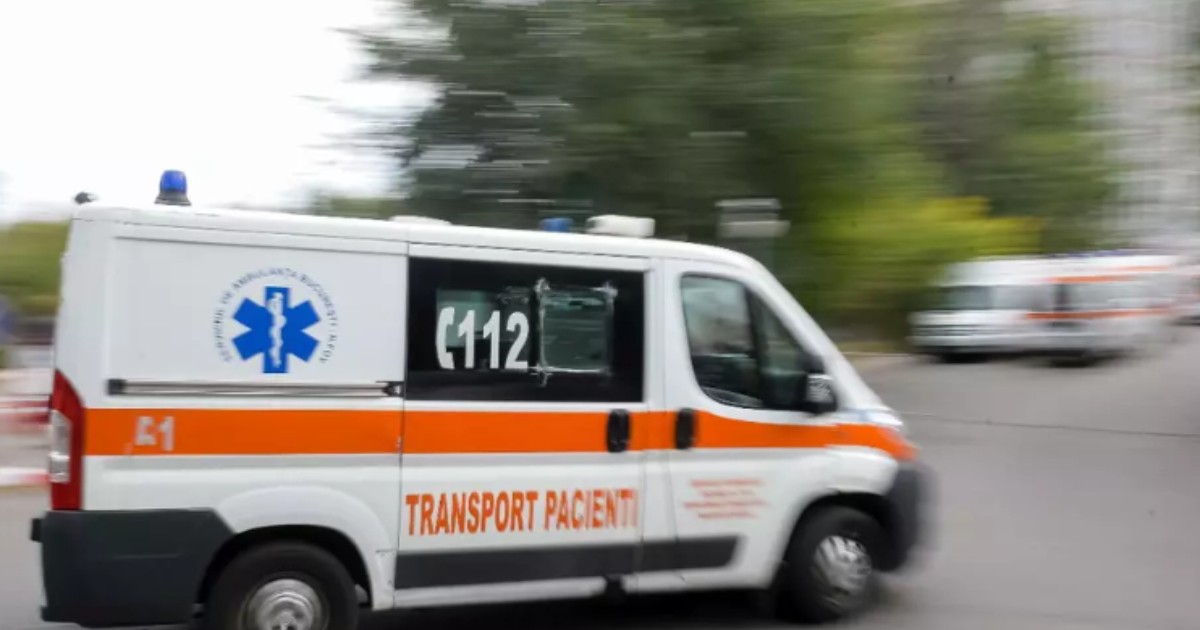 O ambulanță care se află în mișcare