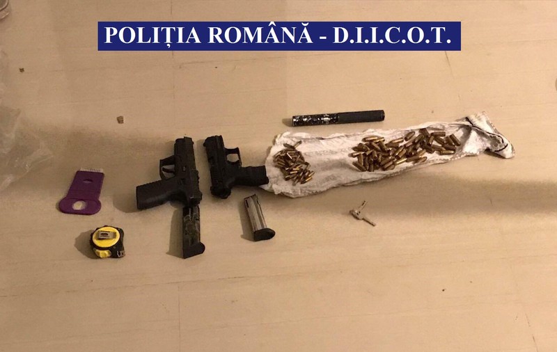 Copii din Vâlcea, folosiți pentru vânzarea drogurilor de propria mamă. Polițiștii au găsit două pistoale și șapte kilograme de canabis la percheziții