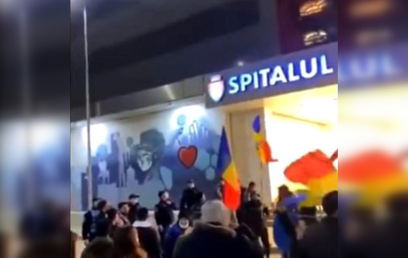 Manifestanții din Bacău au strigat ”Hoții!” și ”Asasinii!” în fața spitalului municipal, unde sunt tratați pacienți cu COVID