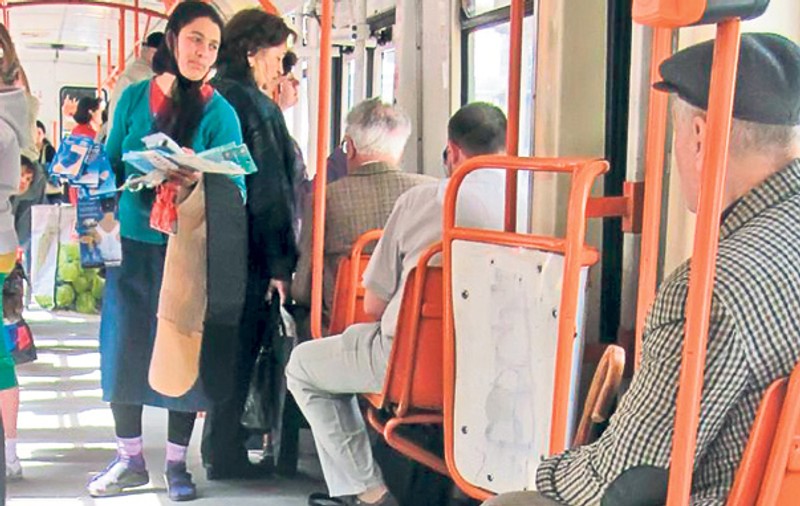 Vând bustiere şi linguri în tramvaie! Mijloacele de transport în comun din Capitală au ajuns loc de afaceri pentru comercianţii ambulanţi | FOTO