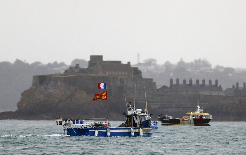 La patru luni după Brexit, Franța și Marea Britanie și-au trimis navele de război pentru a-și rezolva disputele pescărești. Cum s-a ajuns aici