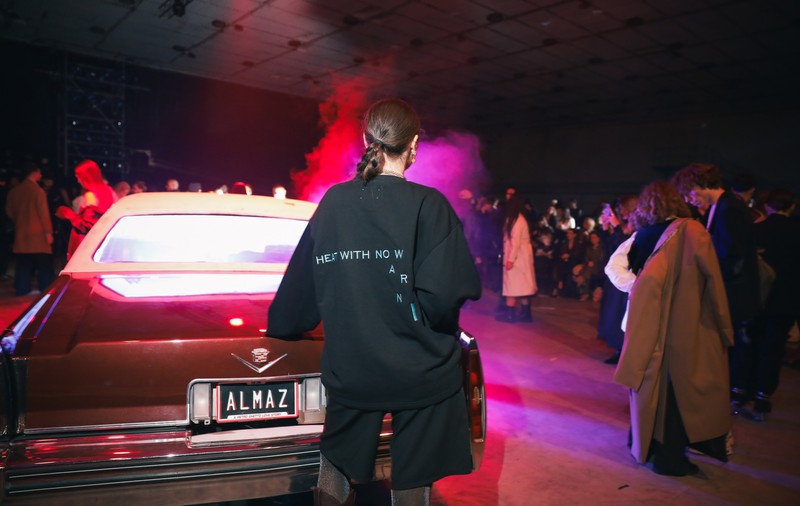IQOS rescrie conversația în modă. O nouă creație IQOS x ALMAZ, la Bucharest Fashion Week