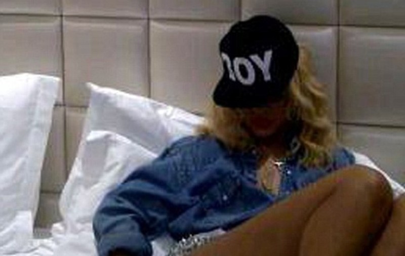 Rihanna, aproape obscenă, doreşte pe cineva în patul ei: "Hai aici, obraznicule!"