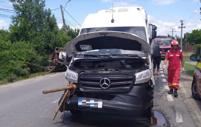 Microbuz de călători, implicat într-un accident în Dâmbovița. Patru persoane au ajuns la spital