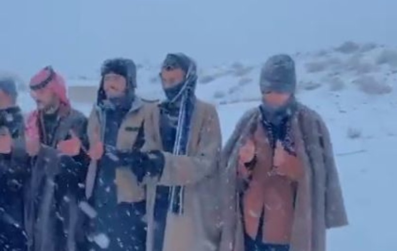 A nins în Arabia Saudită. Imagini virale cu localnici care dansează și cântă în zăpadă