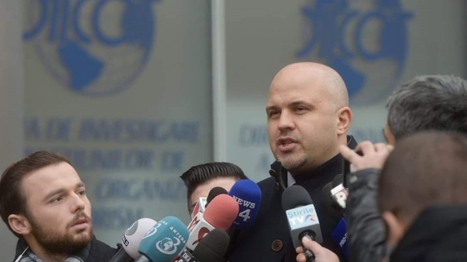 Deputatul USR Emanuel Ungureanu a depus denunț la DNA și sesizare la ANI pe numele judecătorului CCR Cristian Deliorga, după zborul de lux la Mykonos Sursă foto: Facebook /Emanuel Ungureanu.