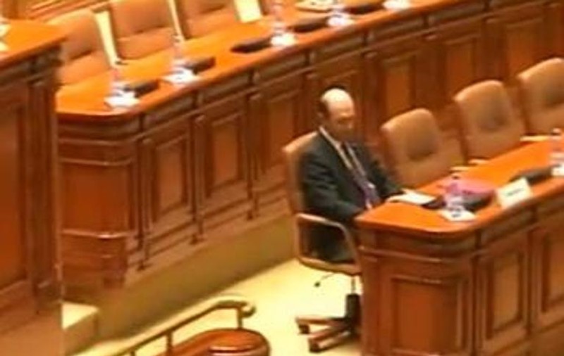 IMAGINEA ZILEI ÎN PARLAMENT! Cum a ascultat BĂSESCU actul de "CONDAMNARE" citi de USL