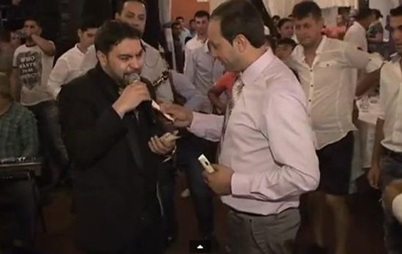 Ce dexteritate are! Uite cum adună Salam banii la o nuntă la Olteniţa! | VIDEO