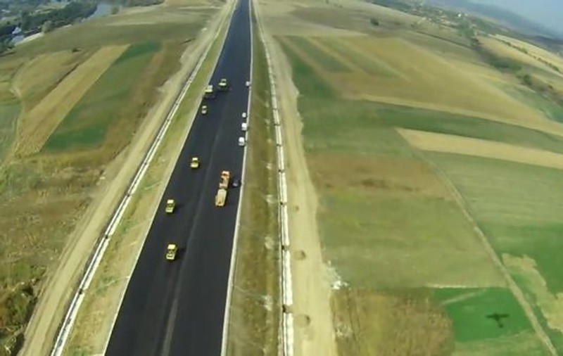 Trafic deviat pe A1, sensul către Sebeş, după ce trei autotrenuri s-au ciocnit