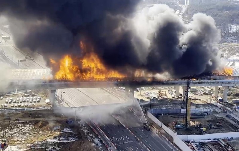 Incendiu de proporţii pe o autostradă din Coreea de Sud după un accident în trafic. Cel puţin cinci morţi şi 37 de răniţi 