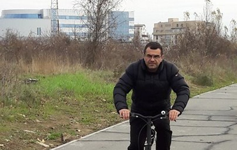 EXCLUSIV/ ”Limuzina” cu care Mihai Mărgineanu pleacă de la aeroport are... două roți!  De la manșa propriului avion, direct pe bicicletă!