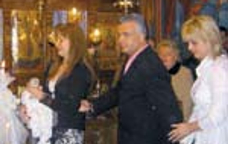 Adrian si Iuliana si-au botezat in secret copilul