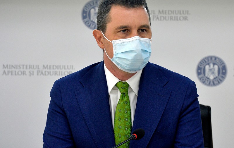 Ministrul mediului spune că România a greșit când a decis să nu intervină în populația de urși: „Nu putem să ne trezim cu ei în curțile școlilor”
