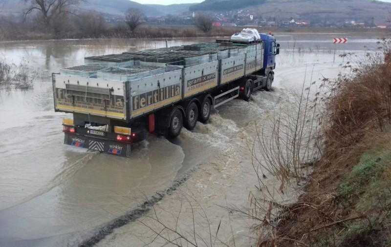 Inundaţii în județul Mureș. Mai multe gospodării din localitatea Gurghiu au fost inundate
