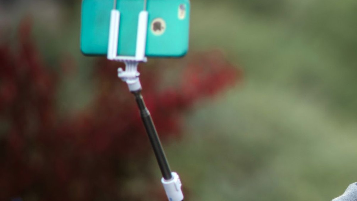 O femeie a căzut de pe o stâncă de la 30 de metri înălțime în timp ce își făcea selfie, în Australia