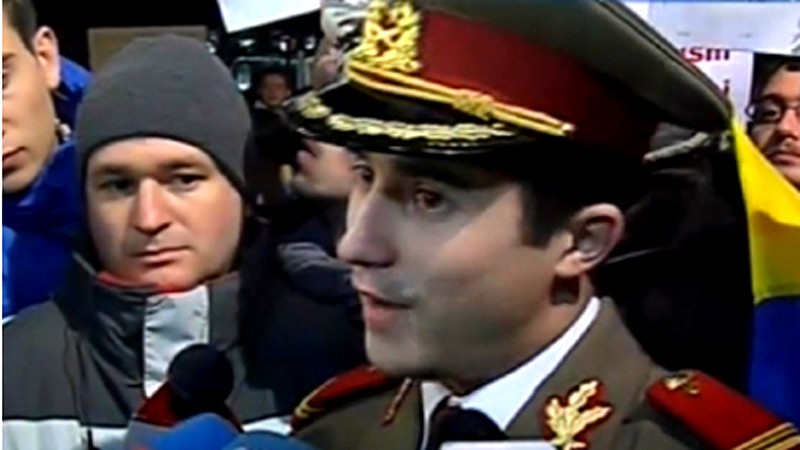 Lt. Alexandru Gheorghe, în timpul protestelor din ianuarie 2012, din Piața Universității, printre manifestanți / FOTO: newsbv.ro