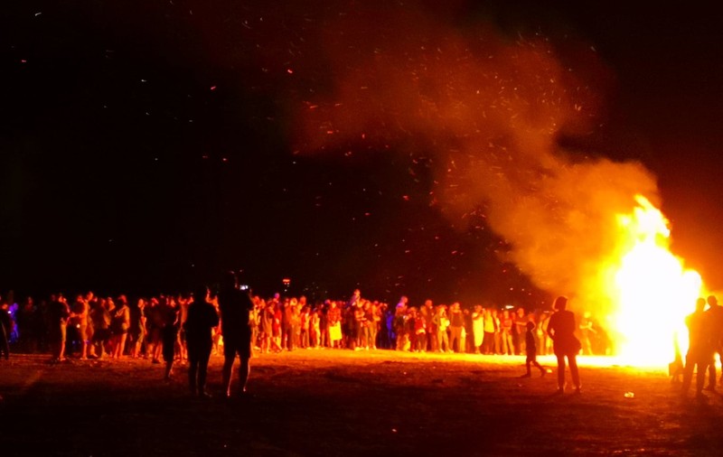 VIDEO / Vezi filmarea în care jandarmii și-au făcut un foc uriaș pe plajă, după ce au "evacuat" un hotel