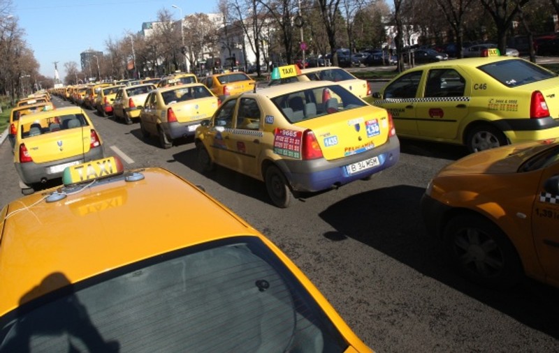 2.000 de taxiuri, scoase în stradă în Capitală la protest
