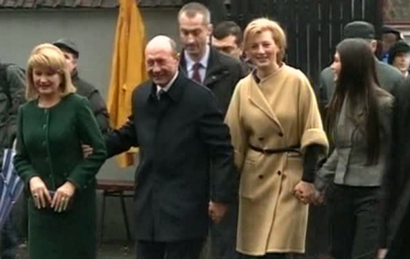 Ce a PĂŢIT Băsescu la secţia de vot! Te-ai fi aşteptat? VIDEO
